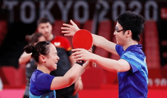 中展示了他 中展示了他